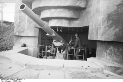 Bundesarchiv_Bild_101I-263-1591-07A,_Atlantikwall,_Geschütz.jpg