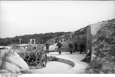 Bundesarchiv_Bild_101I-264-1605-12,_Frankreich,_Atlantikwall,_Geschütz.jpg