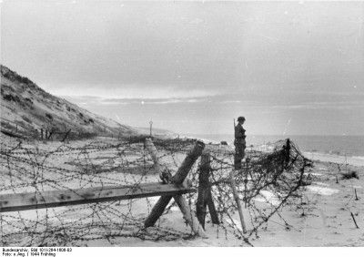 Bundesarchiv_Bild_101I-264-1606-03,_Atlantikwall,_Wachtposten_am_Strand.jpg