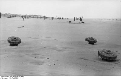 Bundesarchiv_Bild_101I-719-0240-03,_Pas_de_Calais,_Atlantikwall,_Minen_am_Strand.jpg