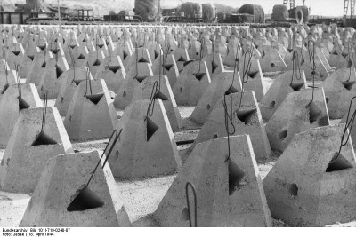 Bundesarchiv_Bild_101I-719-0240-07,_Pas_de_Calais,_Atlantikwall,_Betonhindernisse.jpg