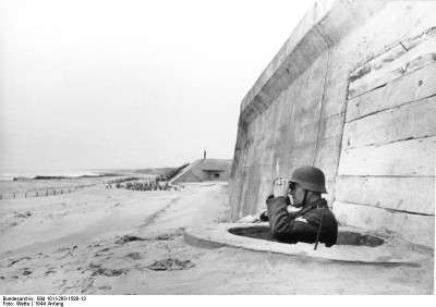 Bundesarchiv_Bild_101I-263-1580-13,_Frankreich,_Atlantikwall,_Soldat.jpg