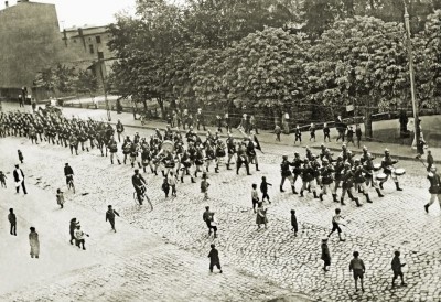 Tilsit Regiment von Boyen, Marsch durch die Stadt um 1908.jpg