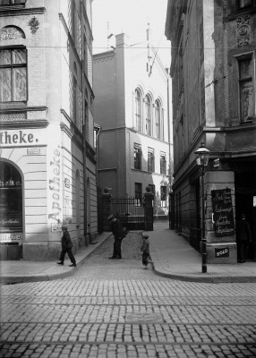 Gasschen am Bergplatz(Schiefen Berg) zur Oberrealschule. Rechts тоср ein Stuck der neuer Dornschen Apotheke.