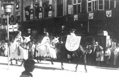 Buergermeister und Ordensritter im Festzug zur 600 Jahrfeier Wehlau.jpg