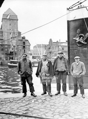 ПОРТОВЫЕ ГРУЗЧИКИ НА НАБЕРЕЖНОЙ BOHLWERKSGASSE (НЫНЕ НАБЕРЕЖНАЯ ПЕТРА ВЕЛИКОГО) 1934.jpg