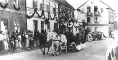 Festwagen beim Umzug zur 600 Jahrfeier Wehlau.jpg