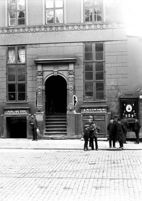 Kneiph. Langgasse  59 (Винный погреб Х.Шлендера и витрина фотомастерской А.Херфорда 1907 г.)