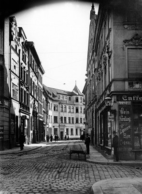 1 Fleischbankenstrasse 33-38 Ecke Schonbergstrasse 23. Blick  zur Grosser Domplatz. 1907.jpg