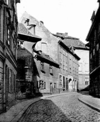 0 Tuchmacherstraße im Hintergrund Stammhaus der Brauerei.jpg