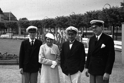 1934 People in Park, Königsberg.jpg