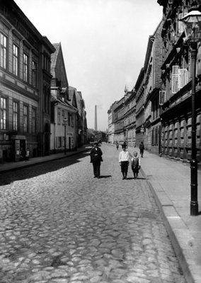 Hinterlomse.Blick von Suden in Richtung Hochmeisterstrasse. Im Hintergrund derSchornstein des Dampfsagewerks am Neuer Pregel.