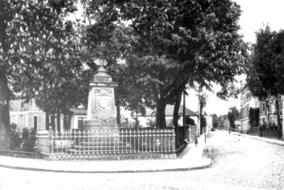 Denkmal -Kaiser Wilhelm I- rechts Blick in die Pinnauer Strasse.jpg