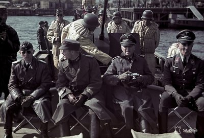 Немецкие и финские офицеры на одном из паромов, август 1942 года. Слева направо: Гельмут Лейснер, полковник Ярвинен, заместитель Зибеля подполковник Макс Вахтель и командующий 1-м воздушным флотом генерал-полковник Альфред Келлер.