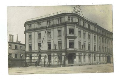 Großes unbekanntes Gebäude in Königsberg  Eisenbahnschranke Original.jpg