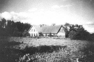 Die zweiklassige Schule in Sanditten. Erbaut 1911.jpg