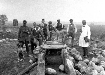 На раскопках могильных курганов при Sanditten. Слева: лесничий Вальдемар Фишер, Рудольф Майч, Хуберт Бруекхендлер