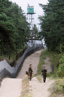 Российские пограничники в наряде на российском участке границы с Польшей на полуострове Балтийская коса. Пограничная застава «Нормельн» — самая западная застава России.