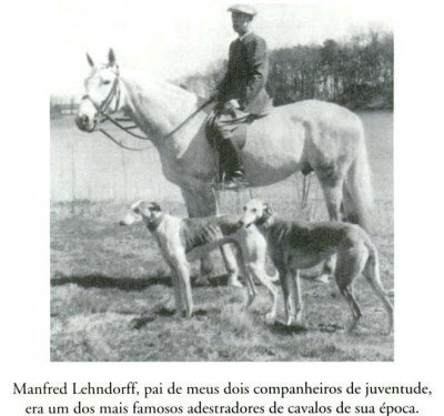 Манфред Лендорф (1883–1962) около замка Прейль. Один из самых знаменитых тренеров лошадей своего времени.