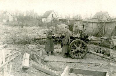 Логинов (справа) и Эрлихман Наум Давидович (слева) производят осмотр результатов уничтожения и подавления артиллерийских батарей противника..jpg