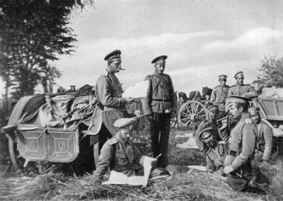 Russische Artillerieoffiziere in einem Feldlager an der ostpreussischen Grenze.jpg