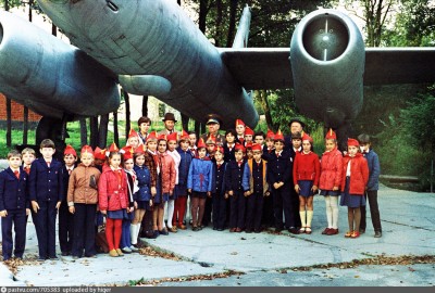 Пионеры с героем-лётчиком Советского Союза  Чкаловск 1981г..jpg