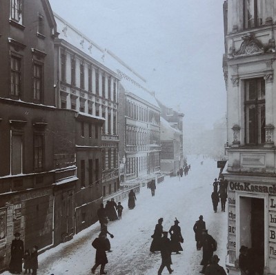Пешеходы на заснеженной улице в Кёнигсберге, 1901 год.jpg