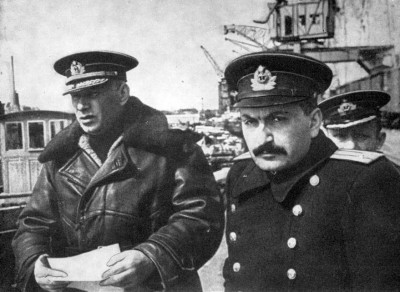 Краснознаменным Балтийским флотом, принимавшим участие в Восточнопрусской операции, командовал адмирал В.Ф. Трибуц (на снимке слева).