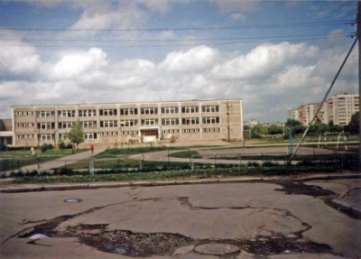 Задний двор школы. 1990-е годы