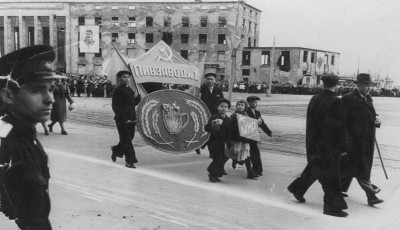 Демонстрация 1 мая, площадь Победы. Из семейного архива В.Н. Князевой 1 мая 1950 г.jpg