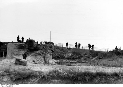 Bundesarchiv_Bild_121-0445,_Belgien,_zerstörte_Küstenbefestigung.jpg