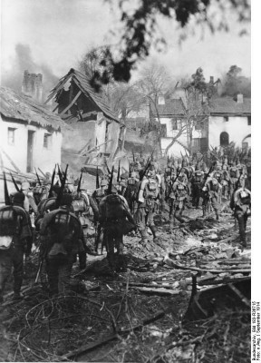 Bundesarchiv_Bild_183-R36715,_Ostpreußen,_deutsche_Infanterie_auf_dem_Marsch.jpg