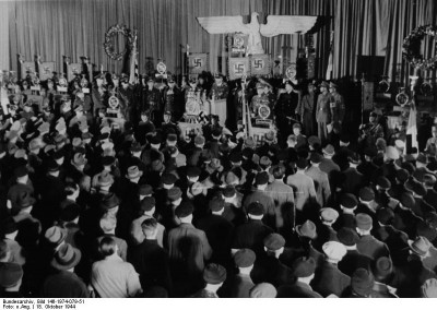 Bundesarchiv_Bild_146-1974-079-51,_Ostpreußen,_Rede_Himmlers_vor_dem_Volkssturm.jpg