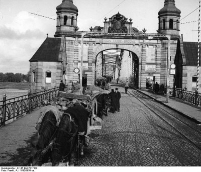 703px-Bundesarchiv_B_145_Bild-P017308,_Tilsit,_Memelbrücke_nach_Litauen.jpg