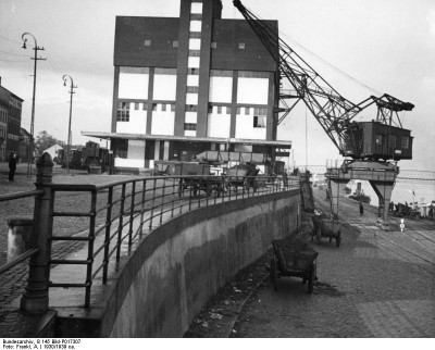 Bundesarchiv_B_145_Bild-P017307,_Tilsit,_Am_Hafen.jpg