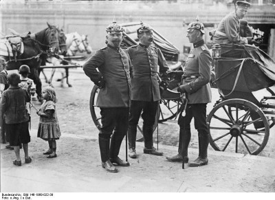 Bundesarchiv_Bild_146-1969-022-39,_Preußische_Offiziere.jpg