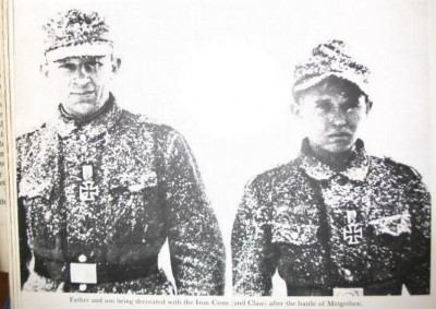 Отец и сын, награжденные Железными крестами 2 класса после боев за Метгетен