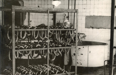 Калининград - Мясокомбинат, загрузка котла для варки колбас, 1948.jpg