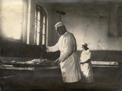 Калининград - Мясокомбинат, обвалка свинокопченостей в колбасном цехе, 1948.jpg