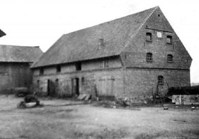 104-0098 Der Stall und die Scheune in Stobingen.jpg