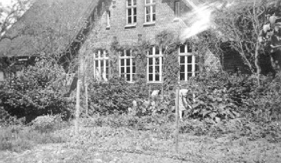 008-0002 Die Buergersdorfer Schule von der Gartenseite..jpg