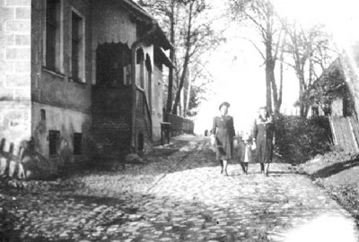 113-0014 Auf der Dorfstrasse in Weissensee. Links das Gasthaus Kallweit, rechts das Wohnhaus Gerber.jpg