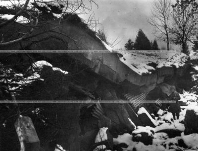 Вид разрушенного железобетонного убежища на 16 человек в главной кольцевой линии обороны на подступах к Кенигсбергу.