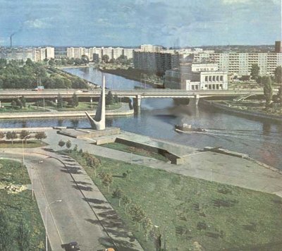 Калининград - Памятный знак ''Пионерам освоения атлантики''.JPG