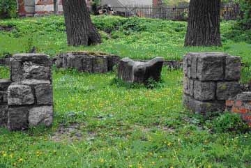 Руины этого памятника в посёлке Ульяново в 2007 году