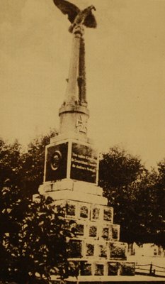 Кройцбург памятник 1866 и 1870-71.JPG