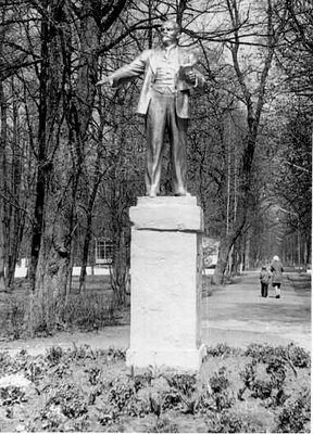 Балтийский Ленин (старый) стоял в парке