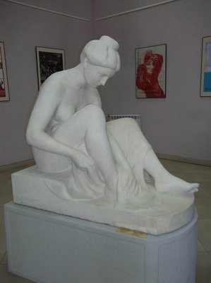 Скульптура «Нимфа после купания» в холле здания Калининградской художественной галереи. Фото 2011 года.