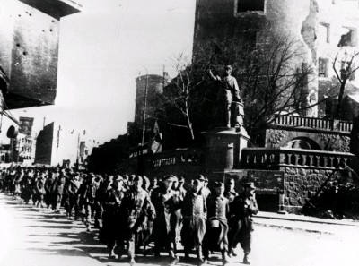 Немецкие военнопленные на улицах Кенигсберга.jpg