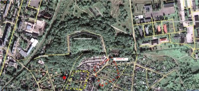 Жирная красная точка - это уцелевший дом... &quot;Райхсгебойде&quot;.  Желтый контур - это бывший казарменный городок форта, где жили солдаты. Красный контур - это месторасположение участка шталага 1А в Пиллау под названием &quot;Форт Штиле&quot;.